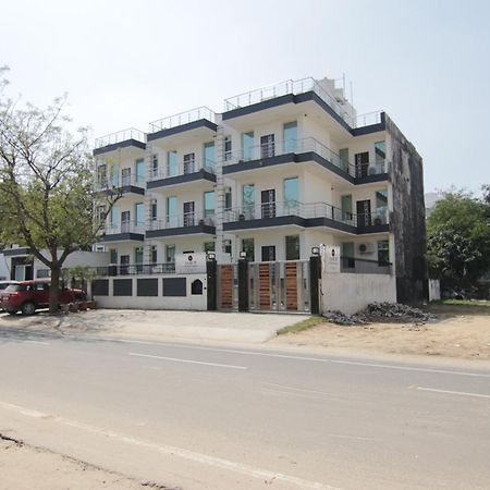 Hotel Leaf 9, Cyber City Near Ambience Mall Gurgaon Exterior photo